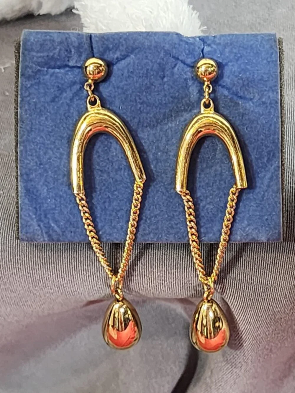 Avon Vintage Gold Tone Suspended Bead on Chain Pierced Dangle Earrings 1994